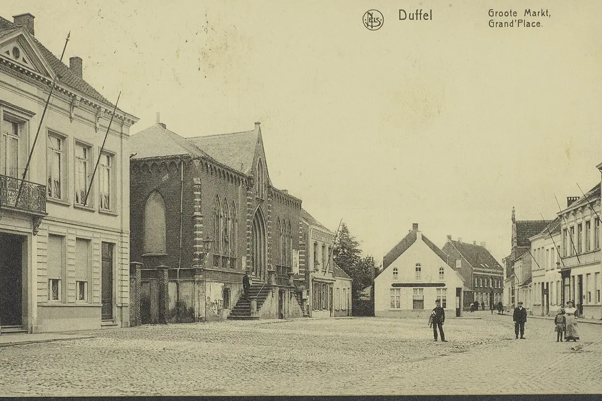 Oude postkaart van de Groote Markt in Duffel met huizen en enkele voorbijgangers