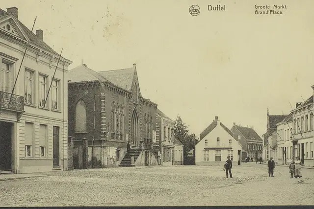 Oude postkaart van de Groote Markt in Duffel