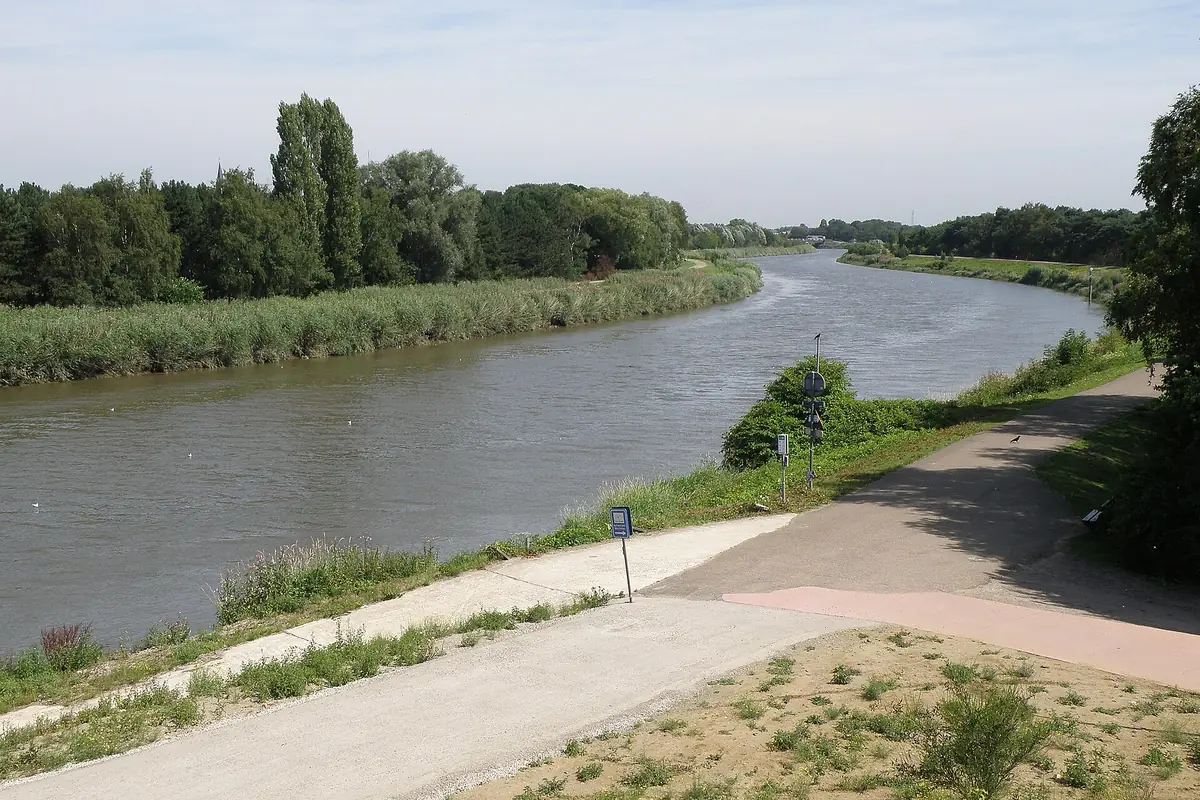 De Nete in Duffel met een fietspad op de dijk